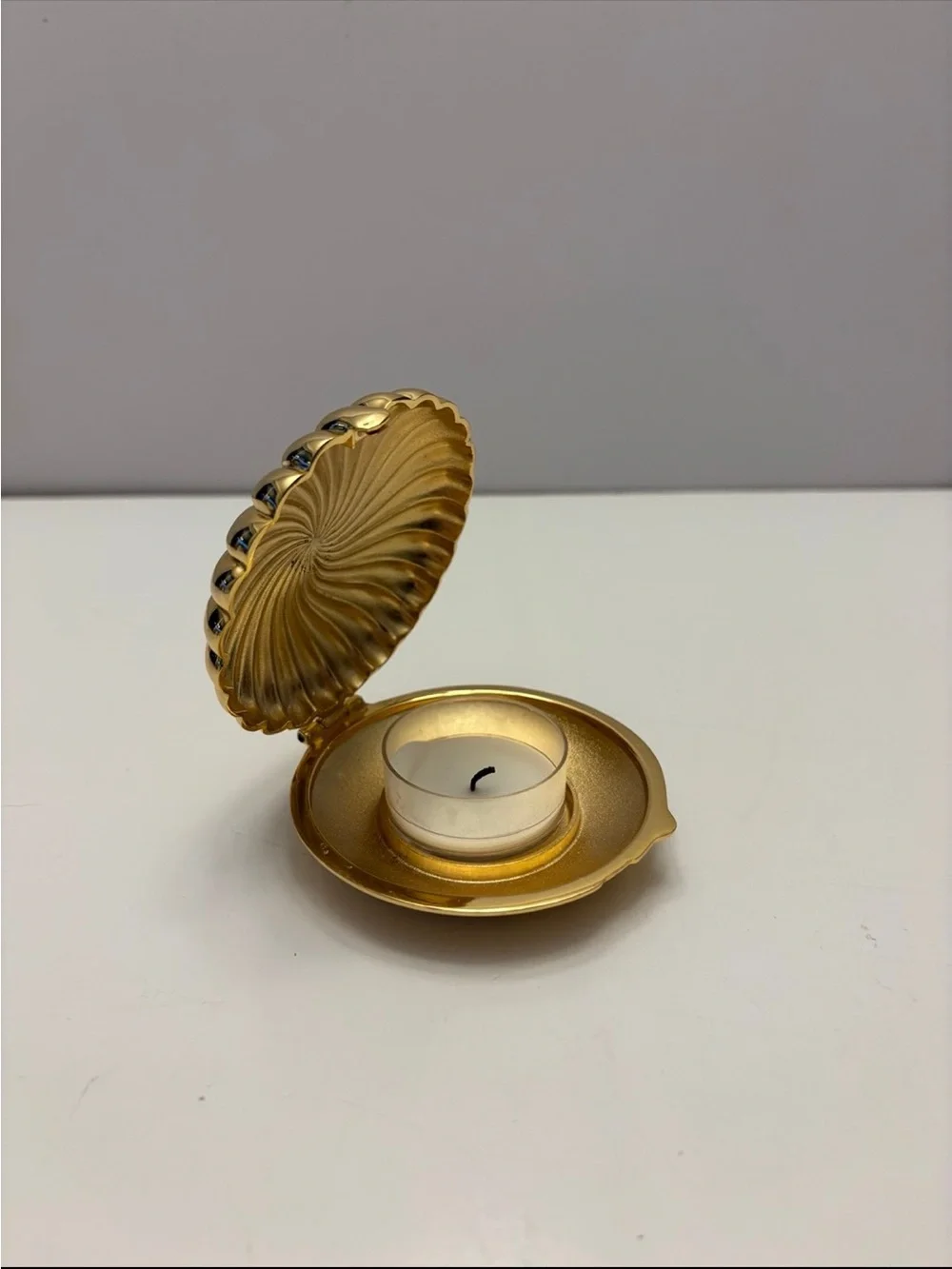 Vintage Swirl Design Gold Partylite Compact Travel Clam tealight candle holder
